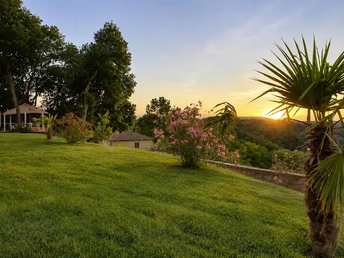 I giardini della villa e le palme nell’ora dorata