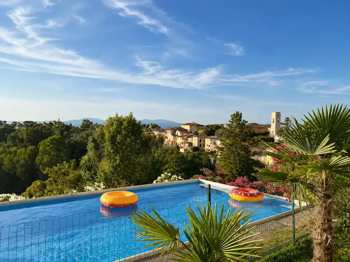 Piscina e giardini con vista sul paese di Fauglia