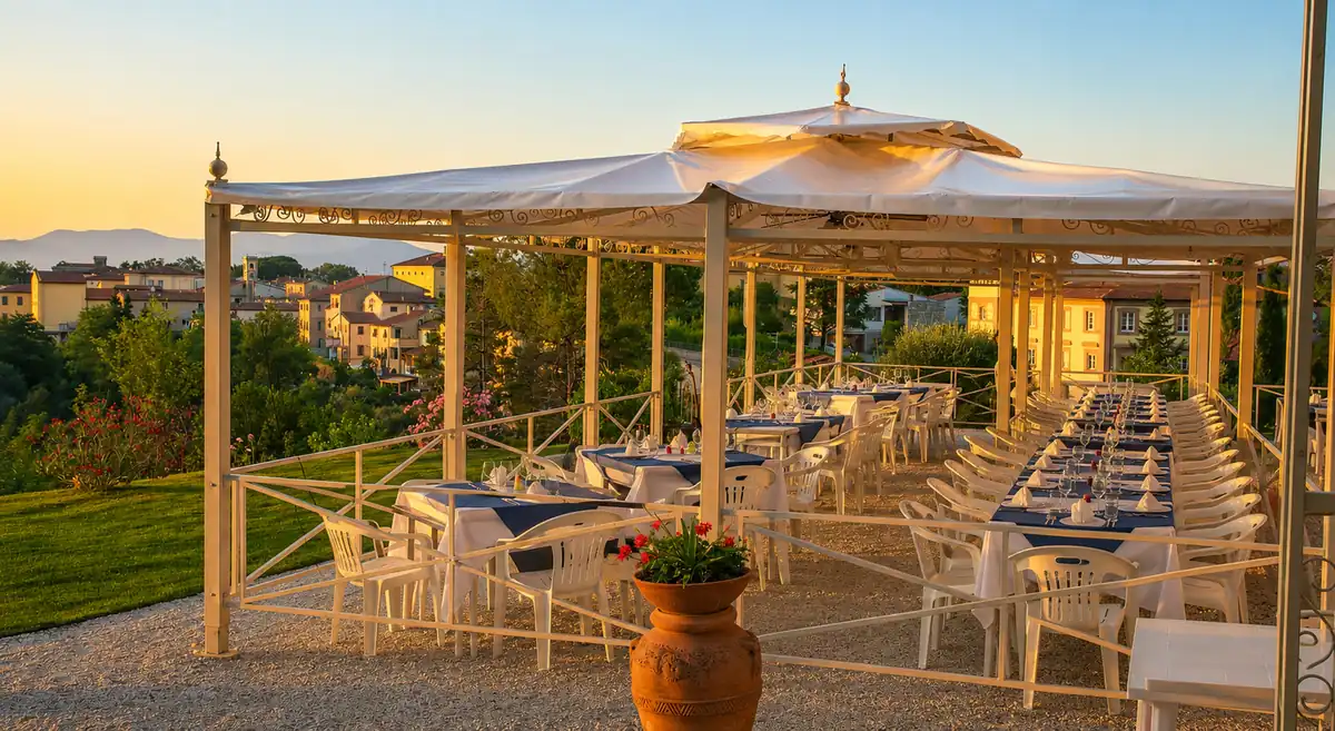 La terrazza del Sorpasso apparecchiata per la cena