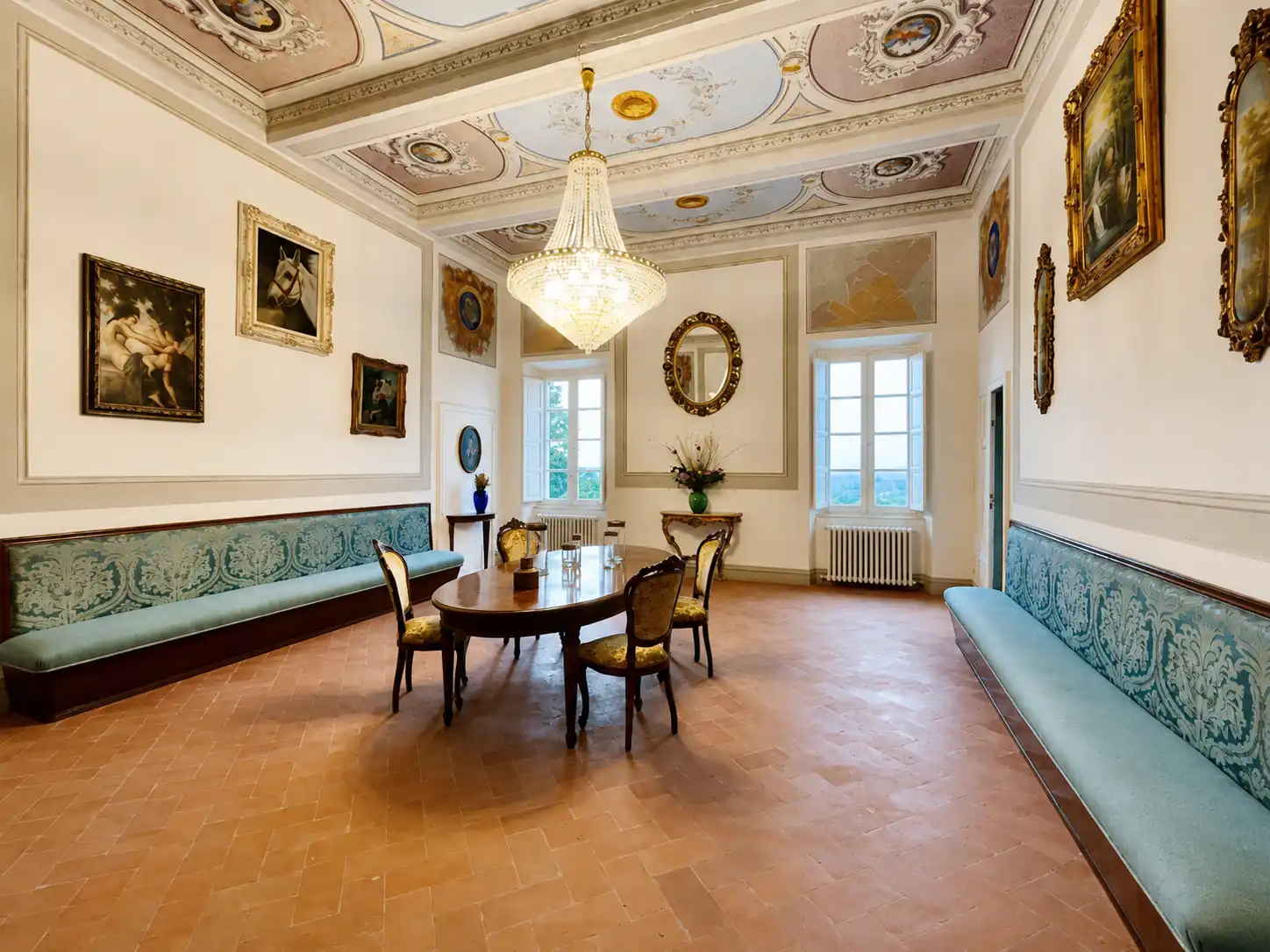 Salone storico con soffitto affrescato e lampadario