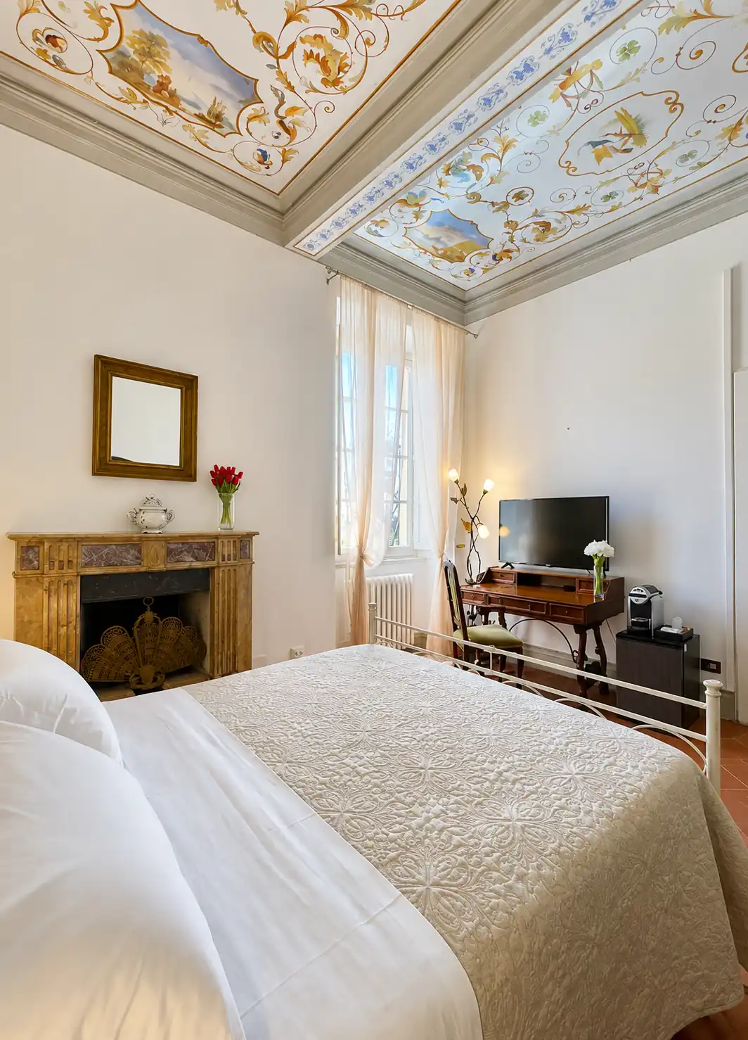 Camera con soffitto affrescato e camino storico