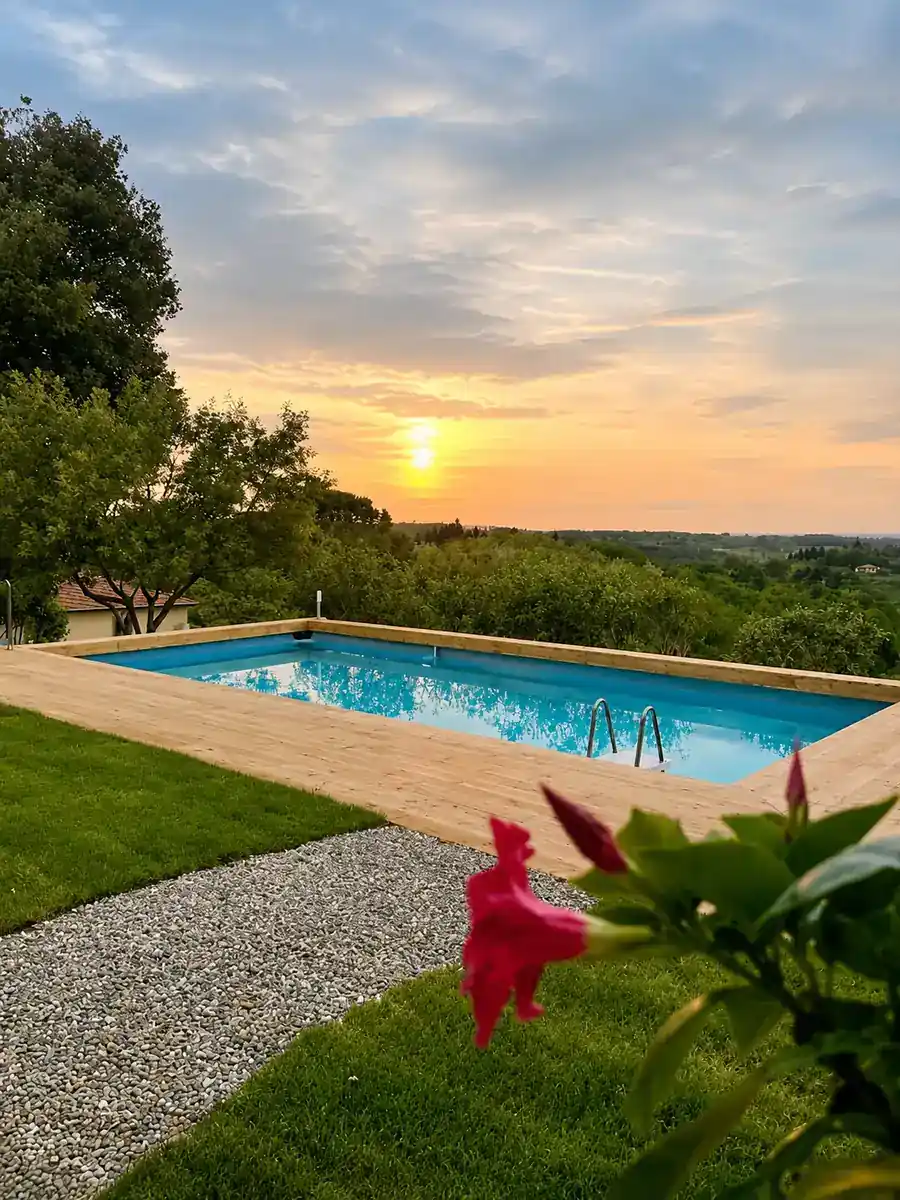 Piscina a sfioro affacciata sulla valle al tramonto