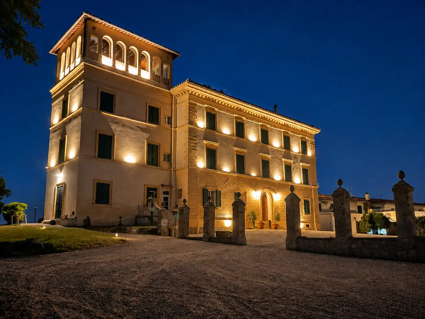 Villa Conti illuminata contro il cielo della sera